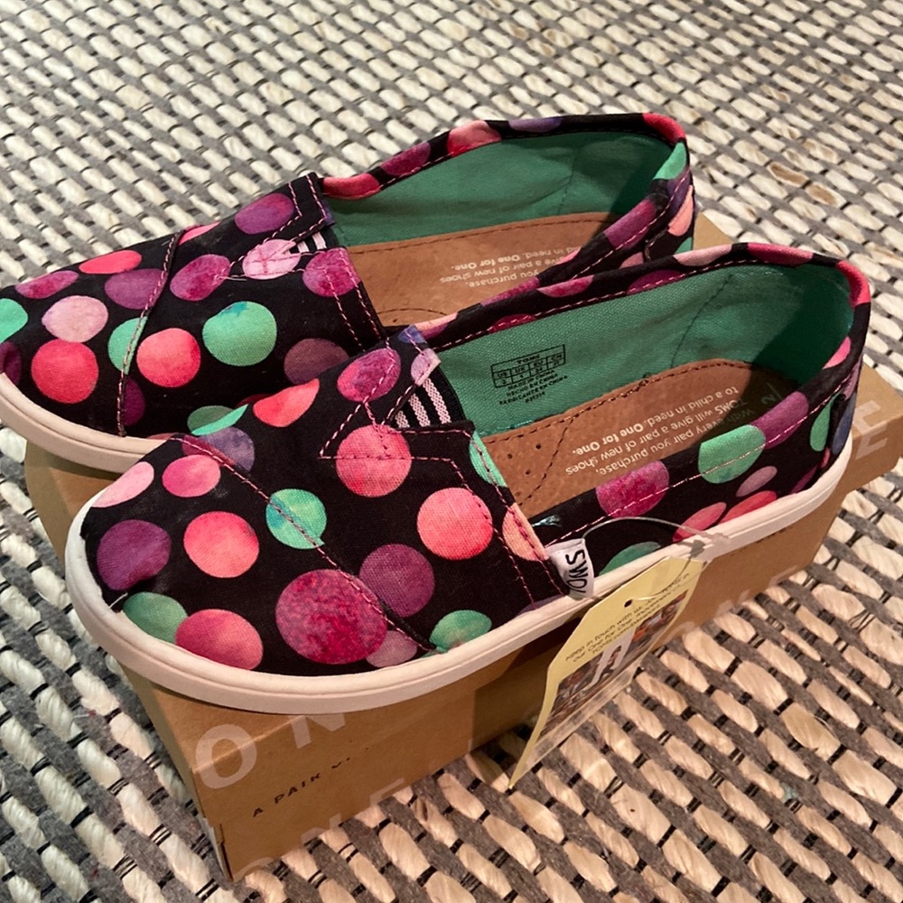 BRAND NEW! Toms Shoe. Youth 2.